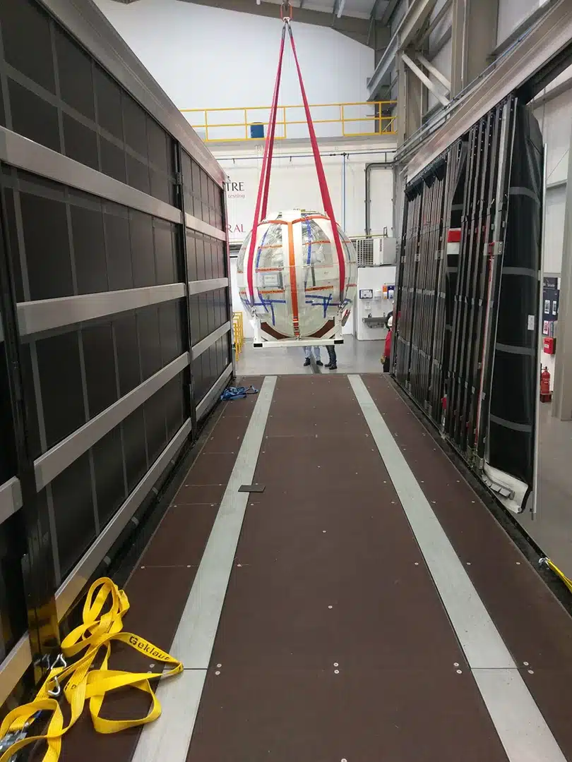 K. Schmid Transportservice - individueller Transport - Verladung Tauchkugel Innenraum LKW